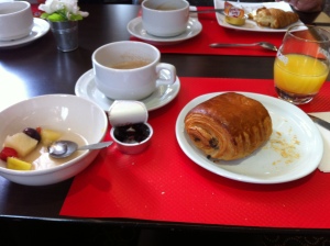 Pariser Frühstück mit Schokocroissant und Obstsalat.